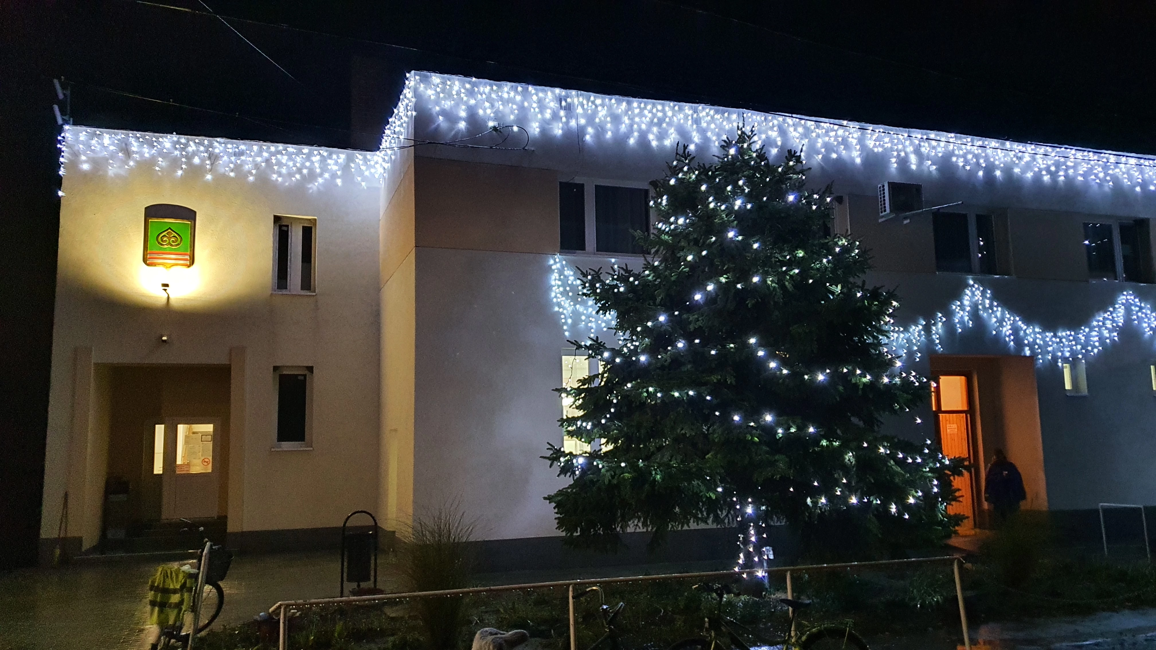 Fényjégcsap 4,5m x 0,57m - 180 hidegfehér statikus LED - IP66 - 10W - fehér kábel