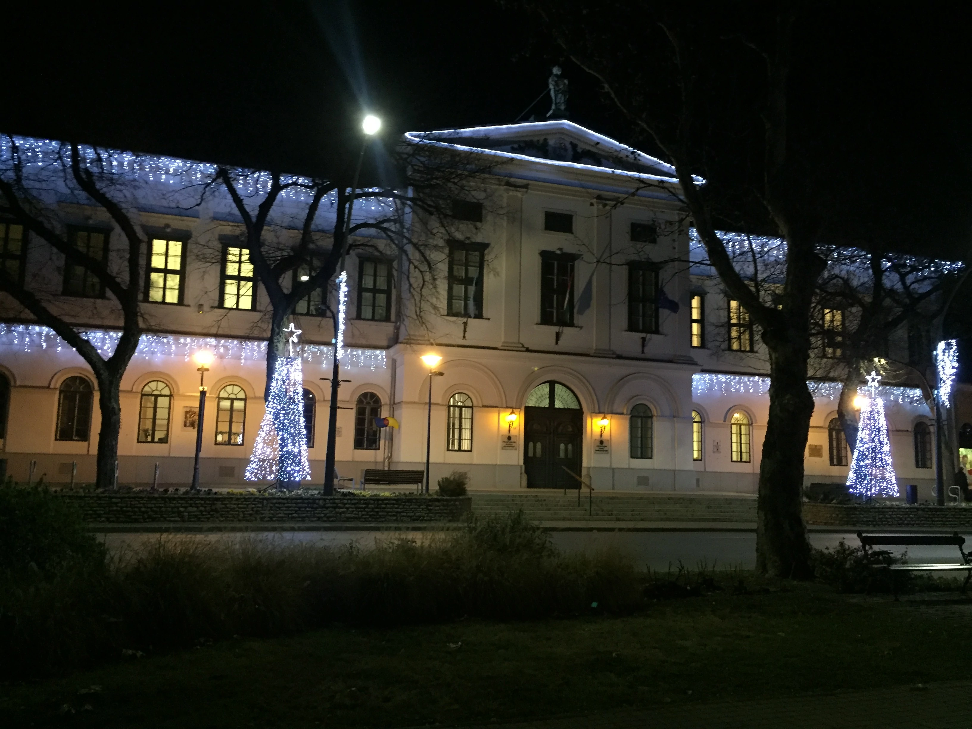 Fényjégcsap FLASH LED - 4,5m x 1m - 180 hidegfehér statikus + 60 hidegfehér flash LED - 10W - IP66 - fehér kábel