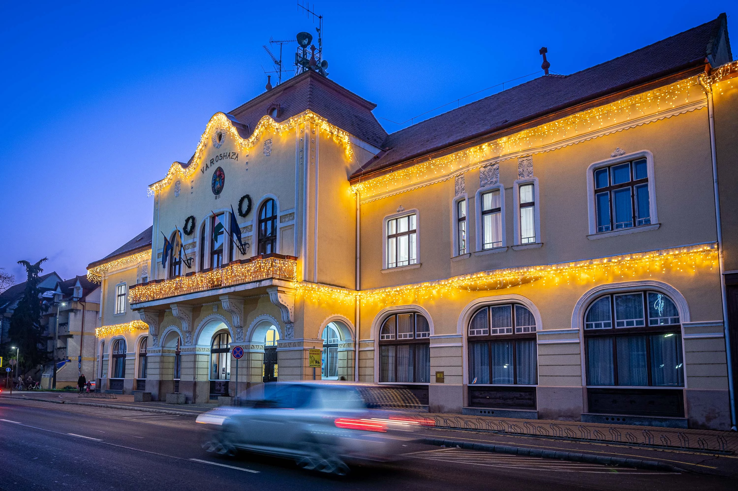 Fényjégcsap FLASH LED+ - 4,5m x 0,80m - 120 melegfehér statikus + 60 melegfehér flash LED - 16W - IP66/IP69 - IK06 - fehér kábel